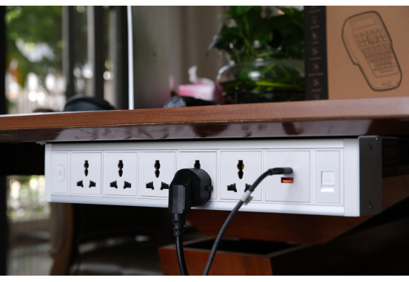 Ổ cắm treo dưới bàn – Giải pháp cấp nguồn gọn gàng cho bàn làm việc hiện đại